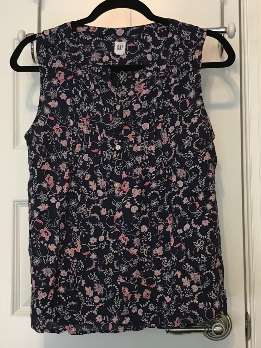 GAP navy blue floral sleeveless v-neck blouse with front pleats (M)
